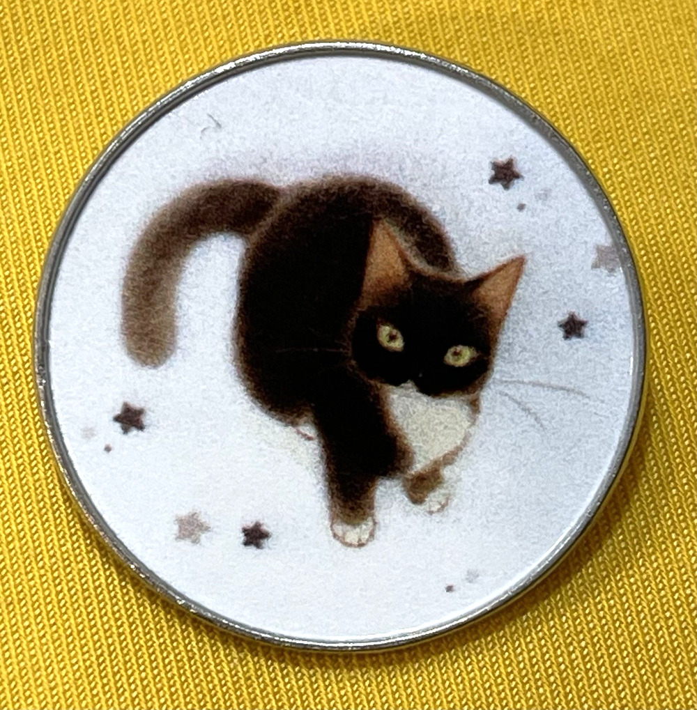 NWOT Tuxedo Cat Kitten Brooch Lapel Pin Resin Round Animals Pets Family